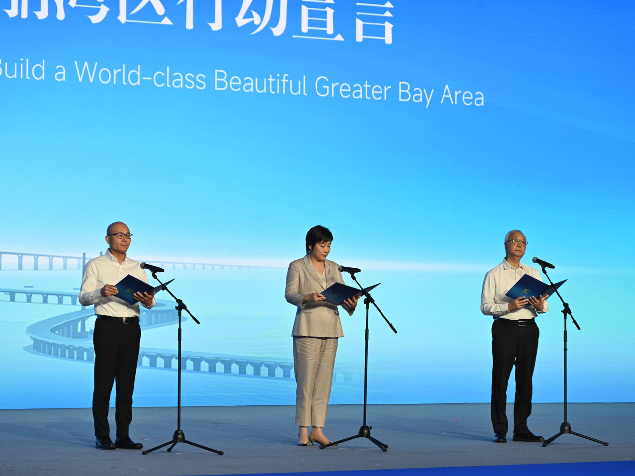 謝展寰（右）聯同廣東省生態環境廳廳長徐曉霞（中）和澳門特別行政區政府環境保護局局長葉擴林（左）宣讀《粵港澳共建國際一流美麗灣區行動宣言》。 （政府新聞處）