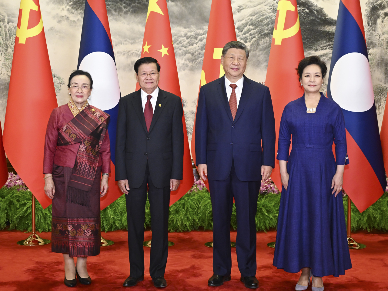 習近平和夫人彭麗媛，為通倫和夫人娜麗舉行歡迎儀式。（新華社）