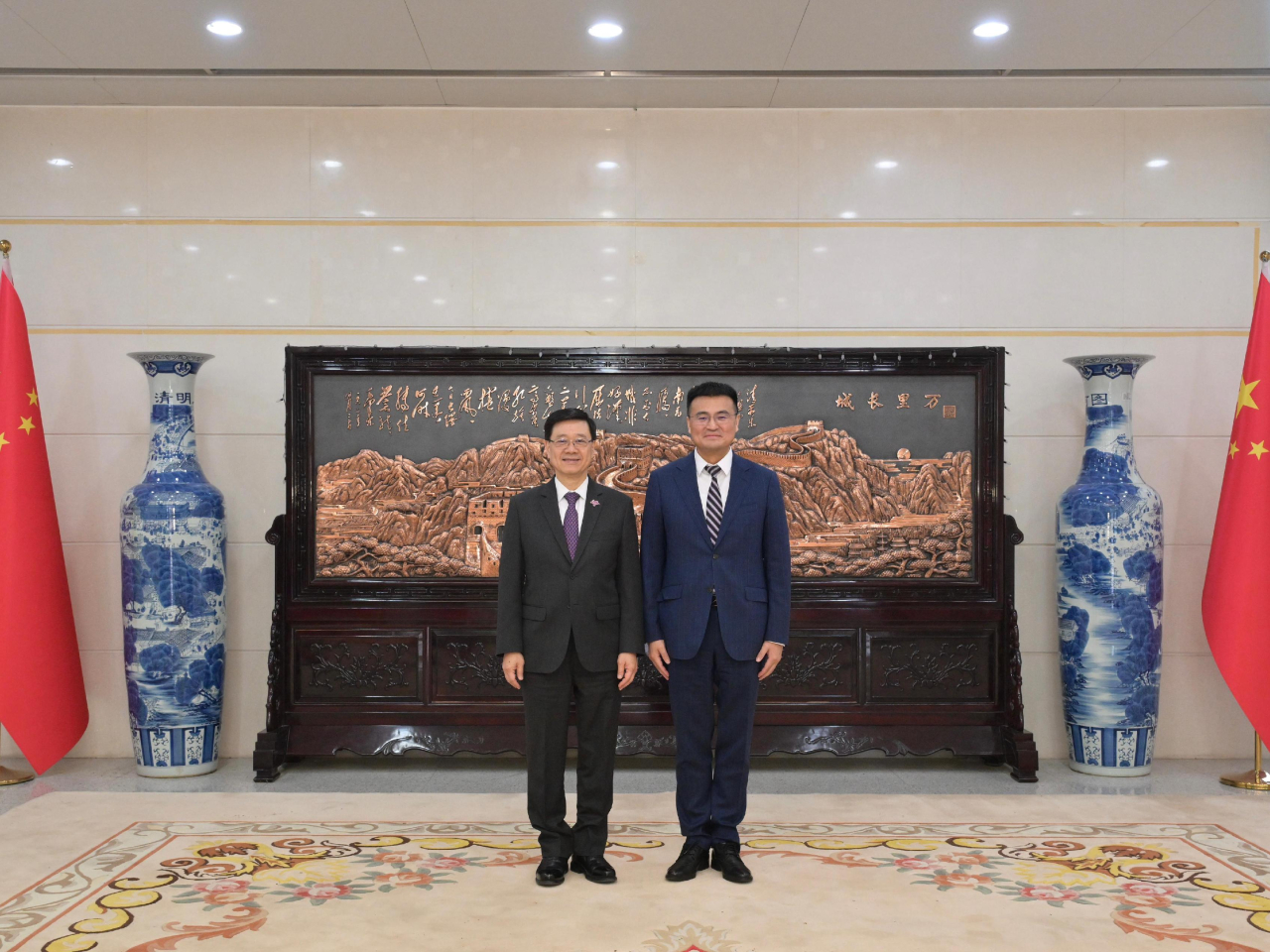 李家超出席由中國駐烏茲別克特命全權大使于駿所設的交流餐敘，李家超在交流餐敍前與于駿（右）會面。（政府新聞處）