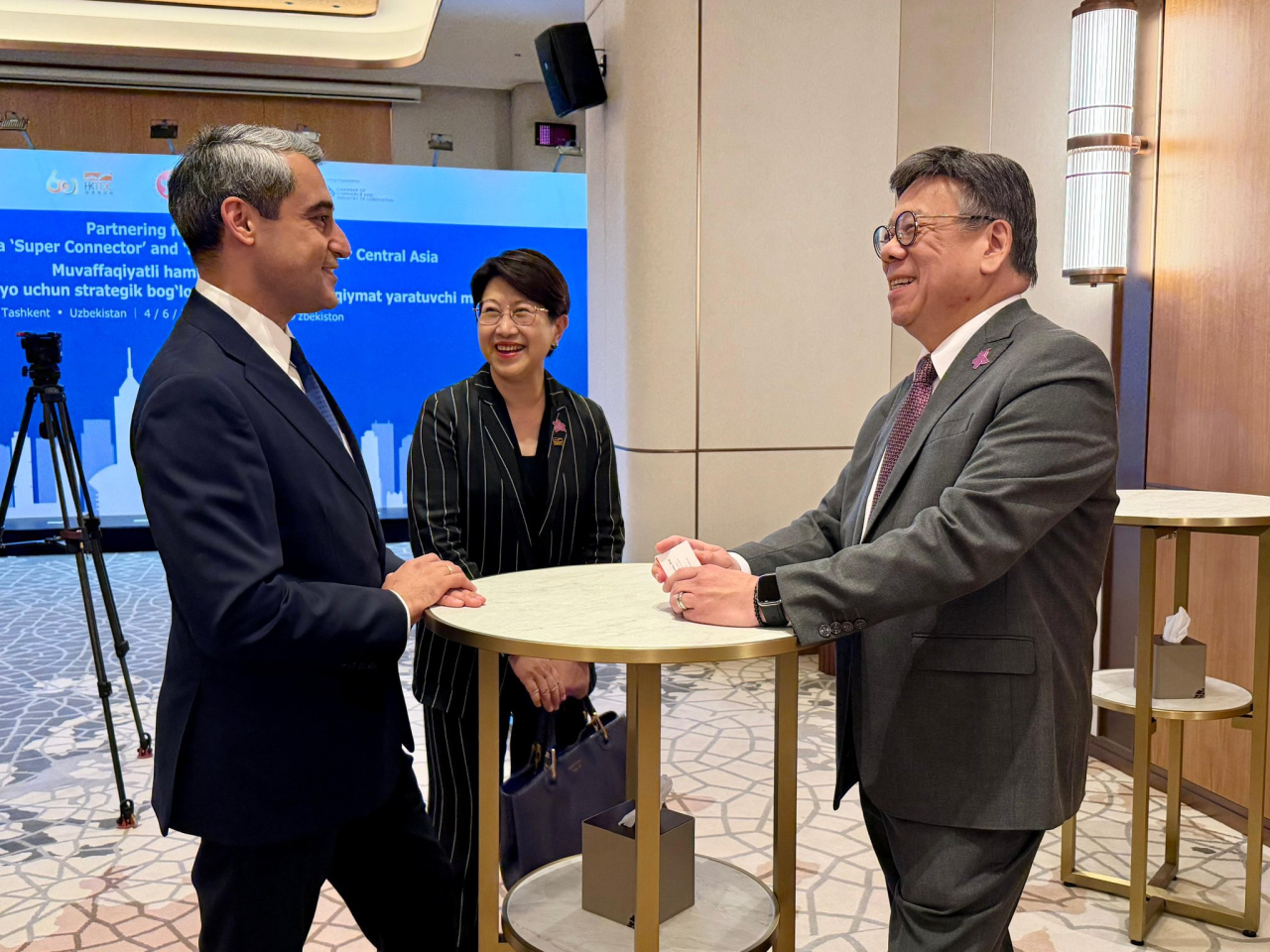 丘應樺(右)稱此行令雙邊關係顯著提升。（商務及經濟發展局社交專頁）