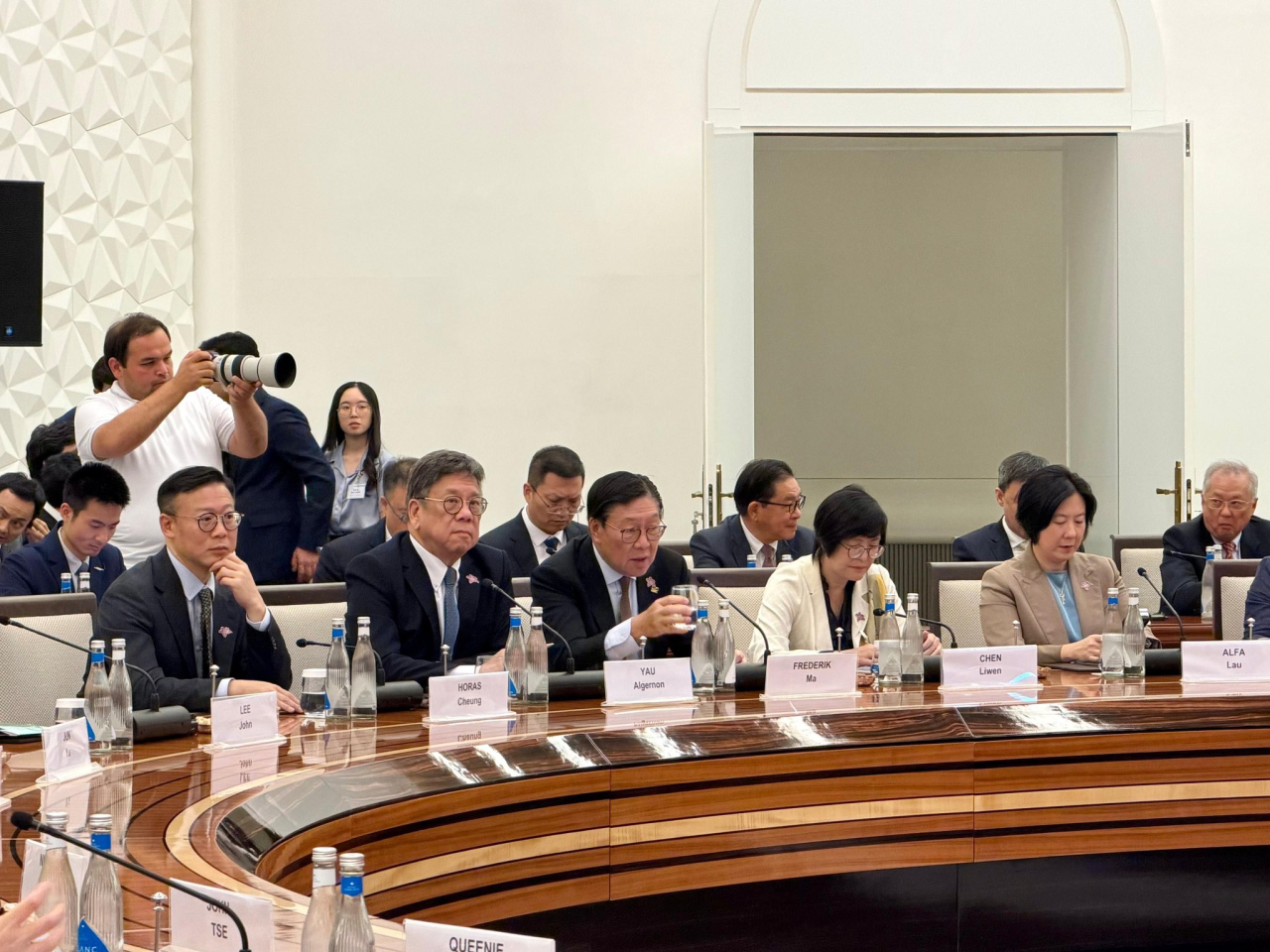 丘應樺指兩國政府同意與香港就達成雙邊促進及保護投資協定展開談判，有助提升投資者信心。（商務及經濟發展局社交專頁）
