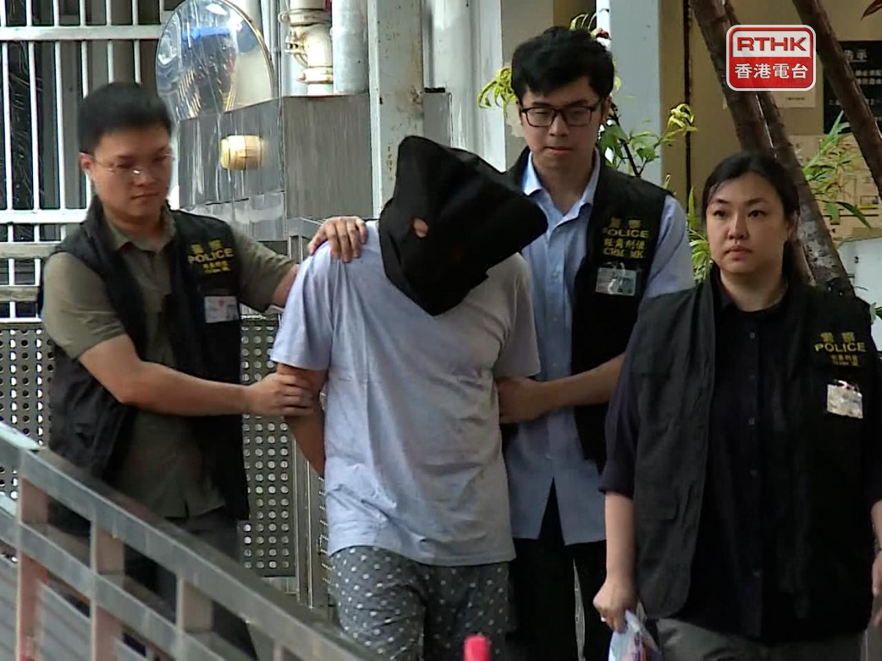 警方拘押涉嫌在巴士上非禮女學生的65歲男子。（張連登攝）