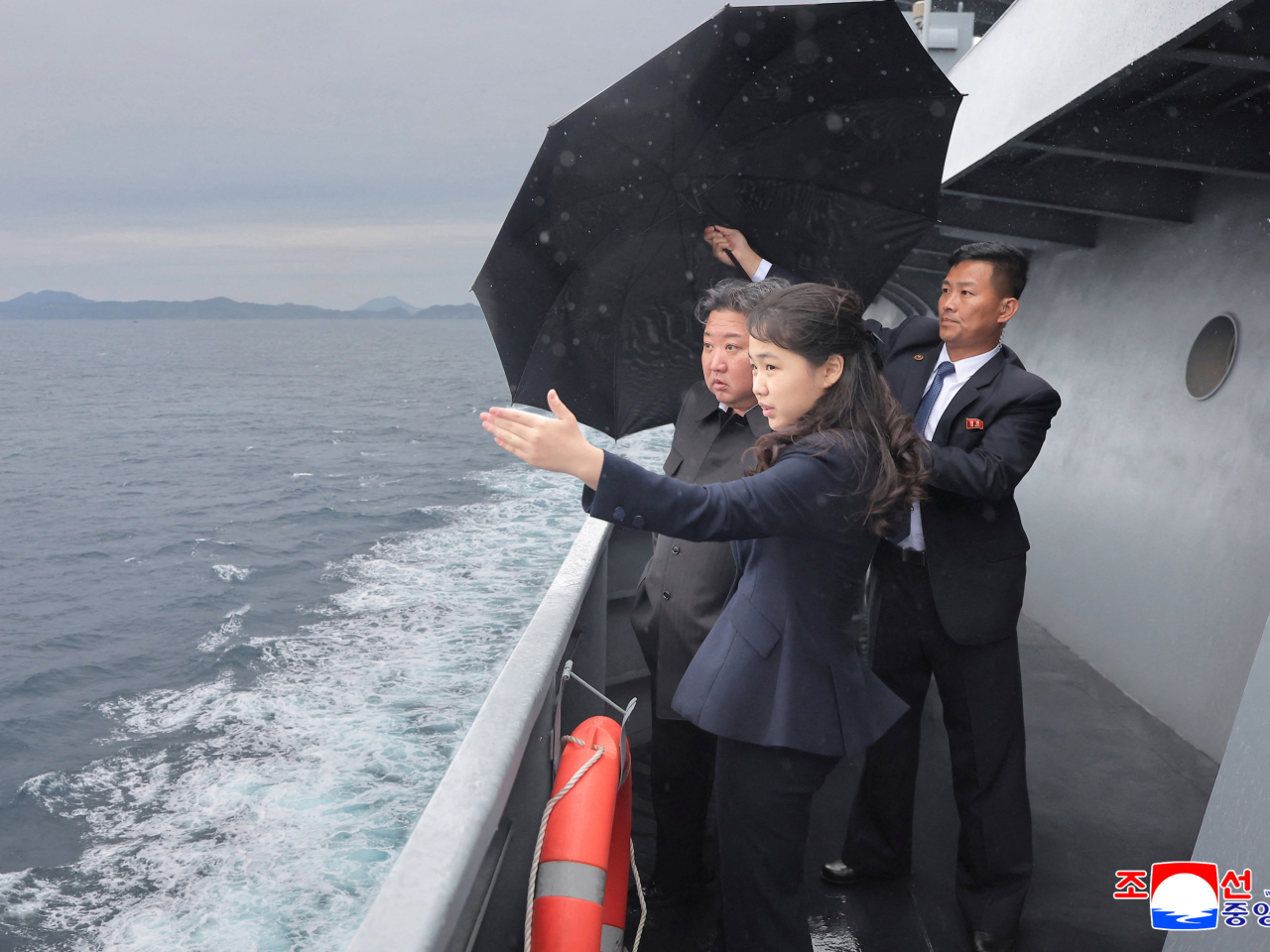 金正恩在女兒金主愛陪同下，觀摩「姜健號」驅逐艦試航。(路透社)