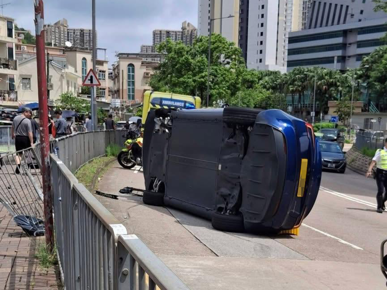 大埔有私家車疑失控翻側，司機一度被困。（網上圖片）