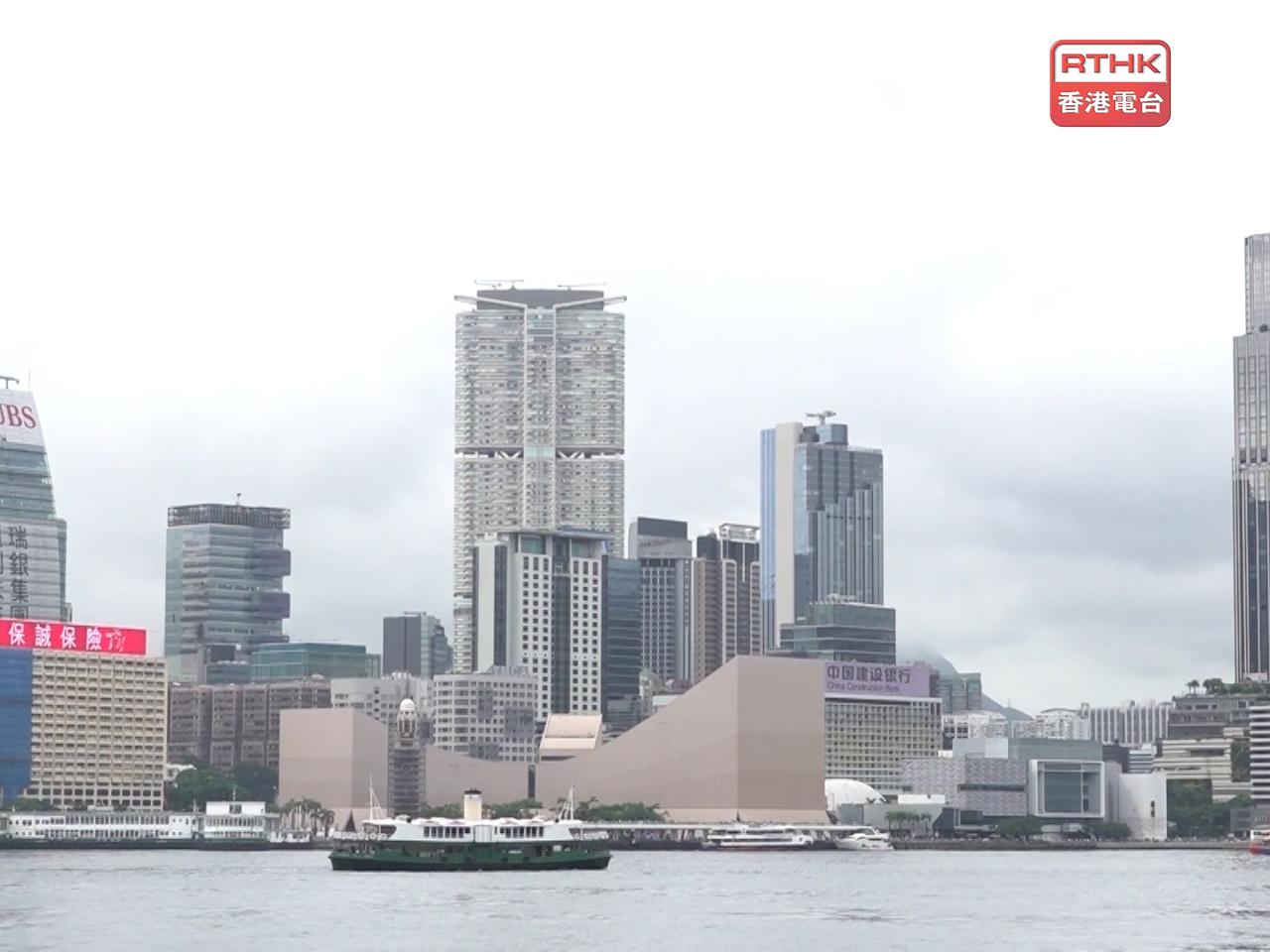 天文台表示，受一道廣闊低壓槽影響，今晚至星期二初時本港天氣不穩定，有驟雨及狂風雷暴，雨勢有時頗大。（施華駿攝）