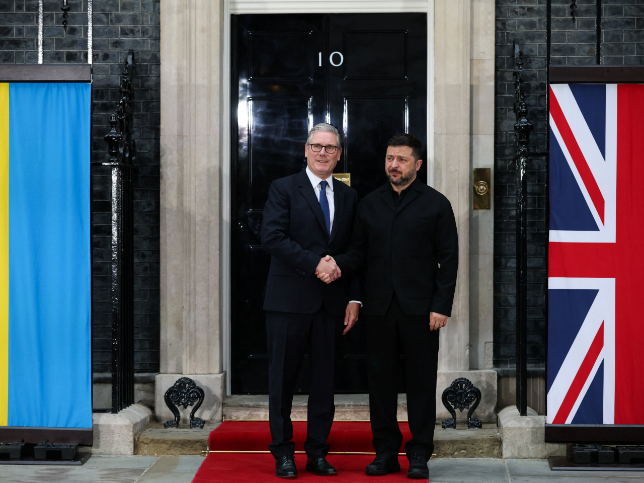 英國首相施紀賢在首相府，迎接烏克蘭總統澤連斯基。（路透社）
