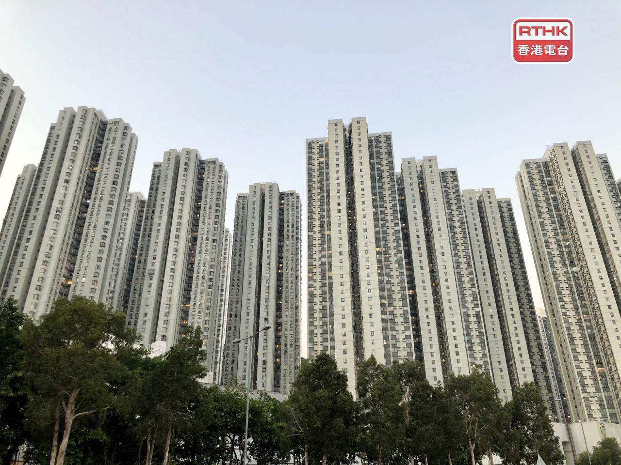地產代理表示，上周末十大二手屋苑成交重返單位數，受天氣不穩影響。（港台圖片）