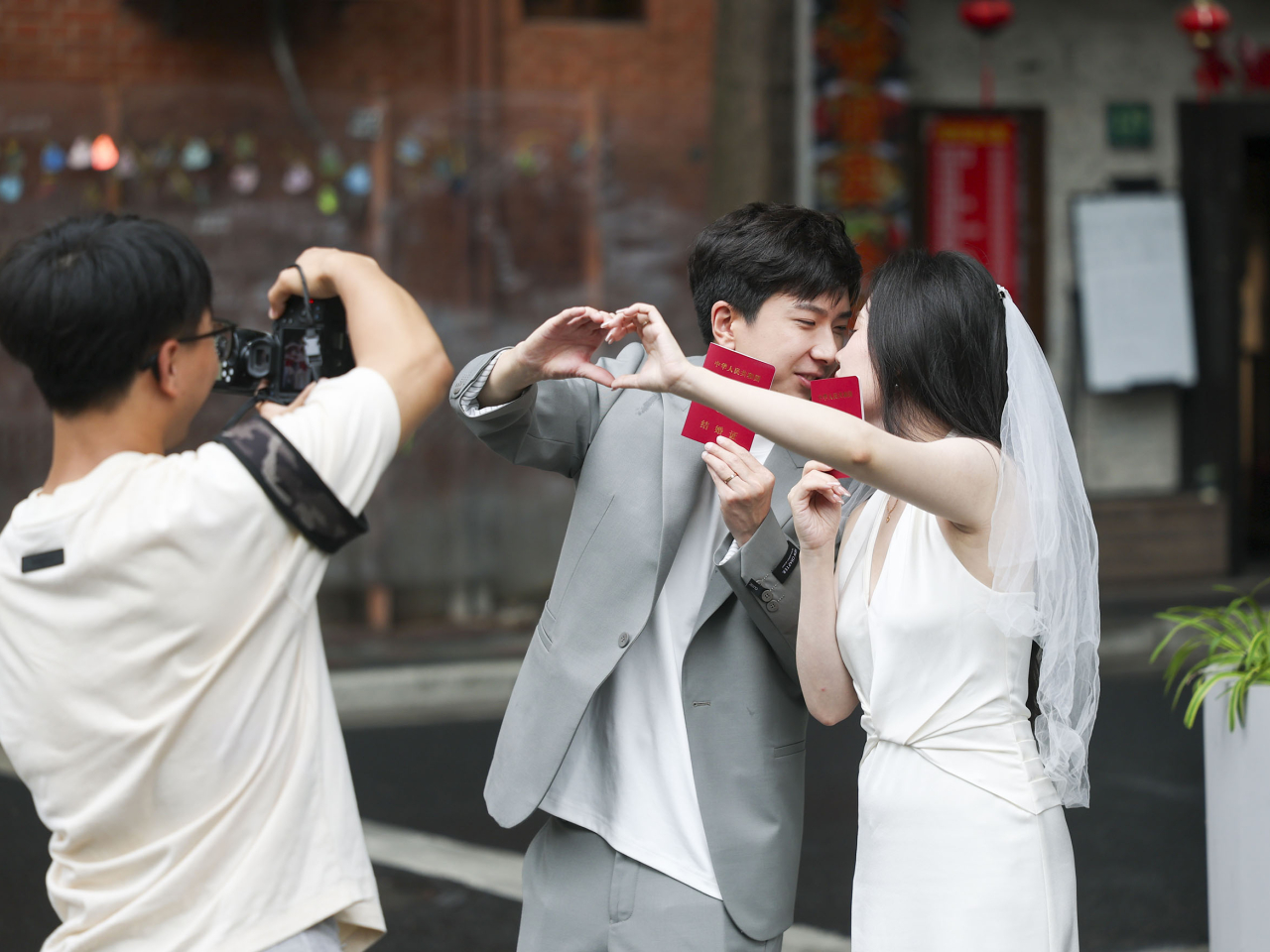 內地登記結婚人數呈跌勢。（新華社）