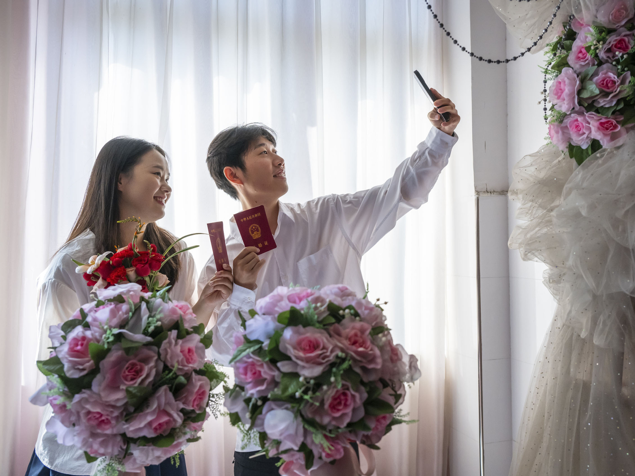 有內地民眾稱結婚成本高，要雙方都有有經濟能力才考慮。（新華社）