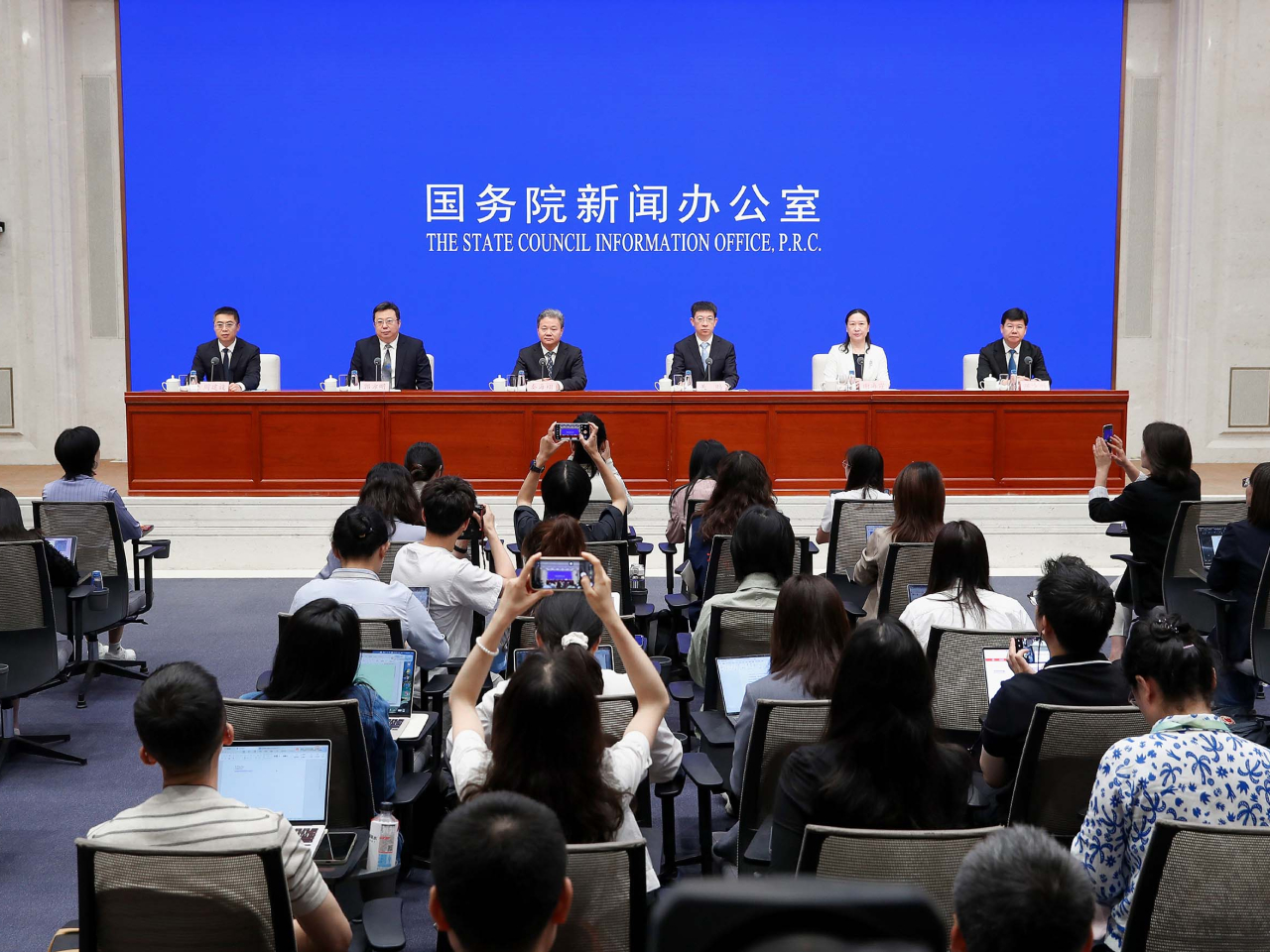 國務院新聞辦公室舉行國務院政策例行吹風會。（新華社）