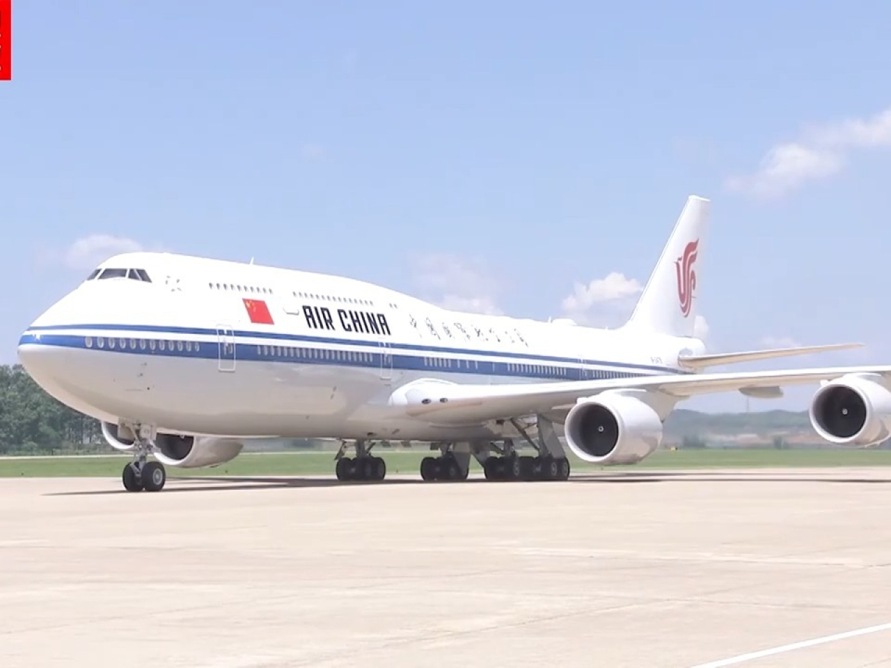 習近平乘坐專機抵達平壤，開始對朝鮮進行國事訪問。（央視新聞）