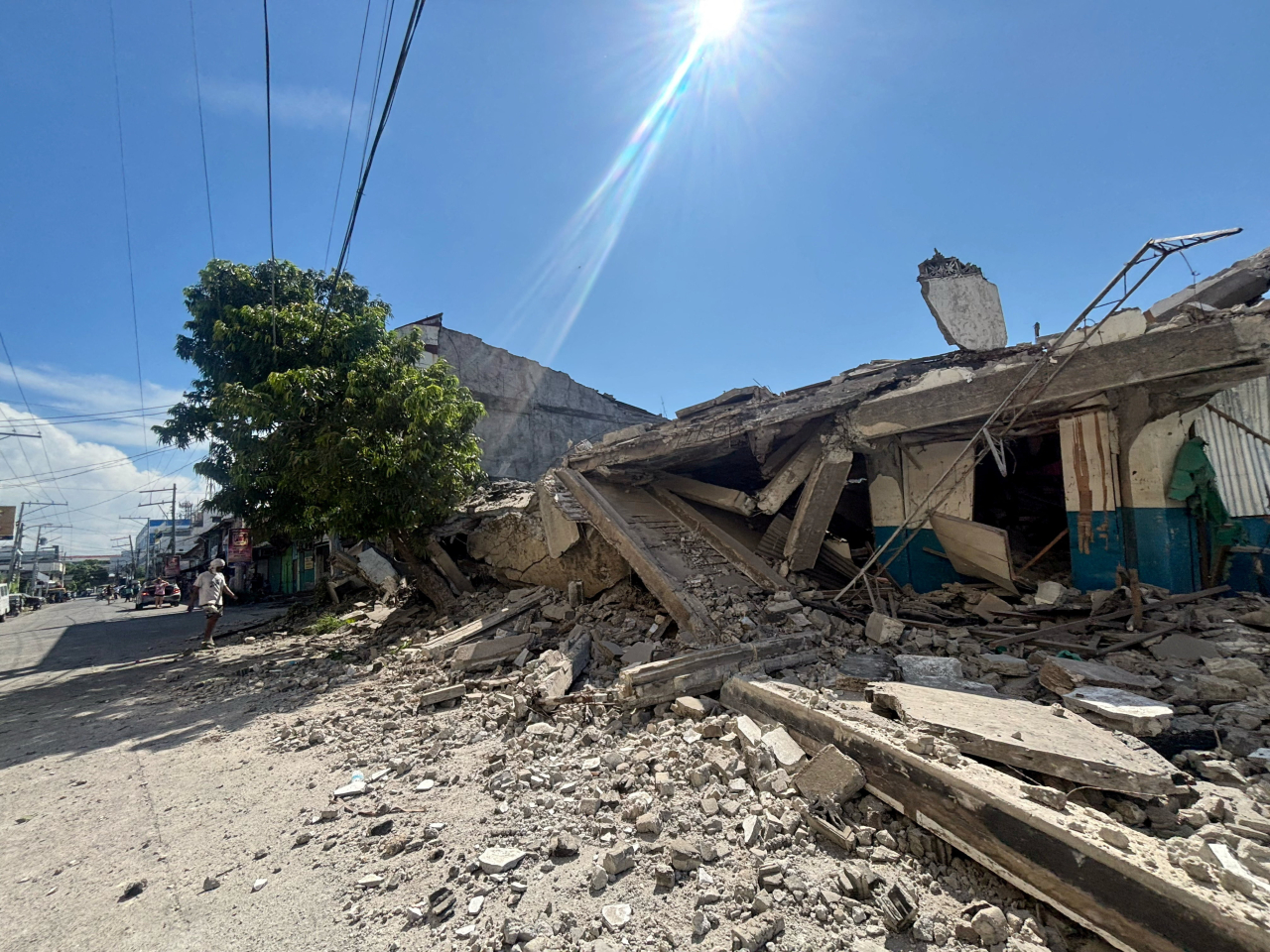 建築物在地震中倒塌。（路透社）