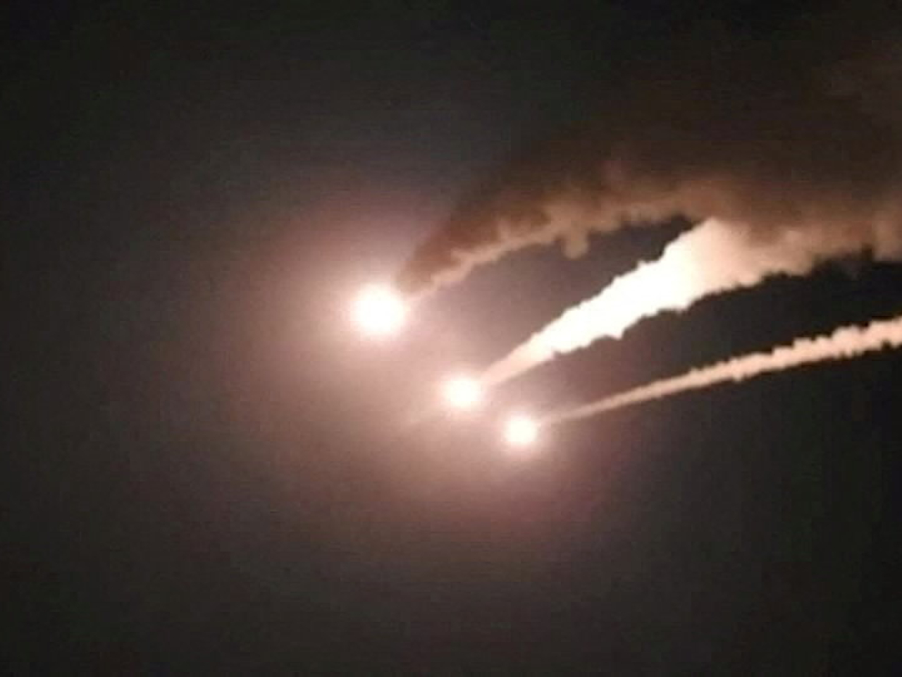 伊朗不滿以色列升級對黎巴嫩的軍事行動，星期日向以色列發動導彈攻勢。（路透社）