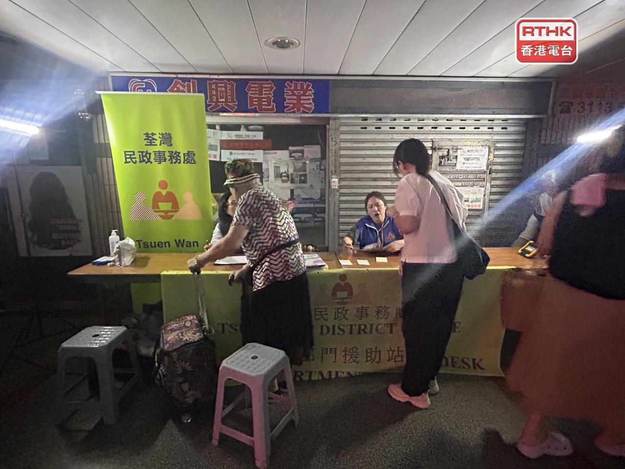 荃灣民政事務處派員到場協助居民。（鄧穎琳攝）