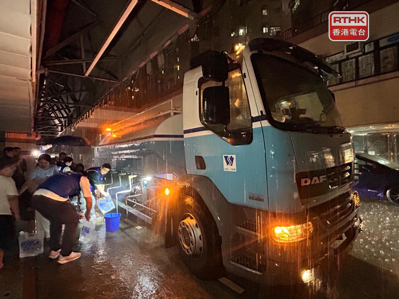 水務署已派水車到場協助居民。（鄧穎琳攝）
