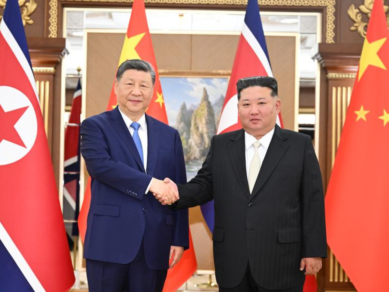 President Xi Jinping and DPRK leader Kim Jong Un hold talks in Pyongyang. Photo: Xinhua