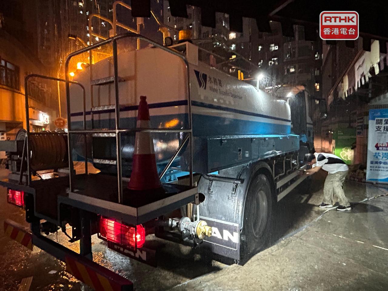 水務署派水車到現場協助居民。（鄧穎琳攝）