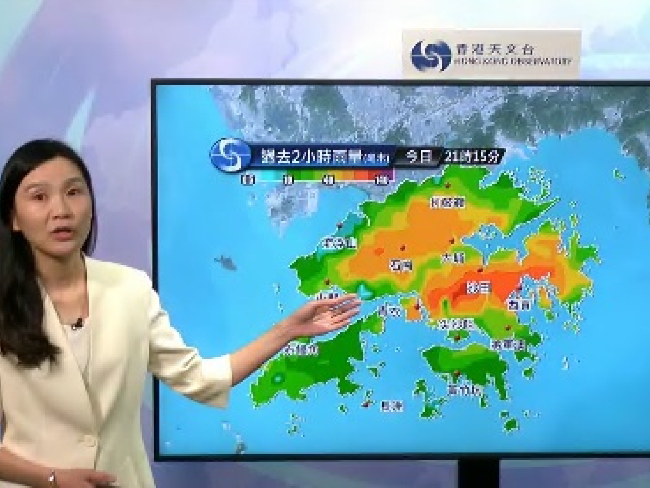天文台署理高級科學主任李鳳瑩說，晚上的大驟雨為新界普遍地區帶來超過70毫米雨量，而沙田區的雨量更超過100毫米。(天文台影片截圖)