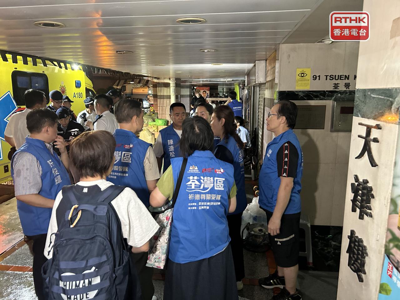 關愛隊分批派員到多座受影響大廈支援住戶。（鄧穎琳攝）