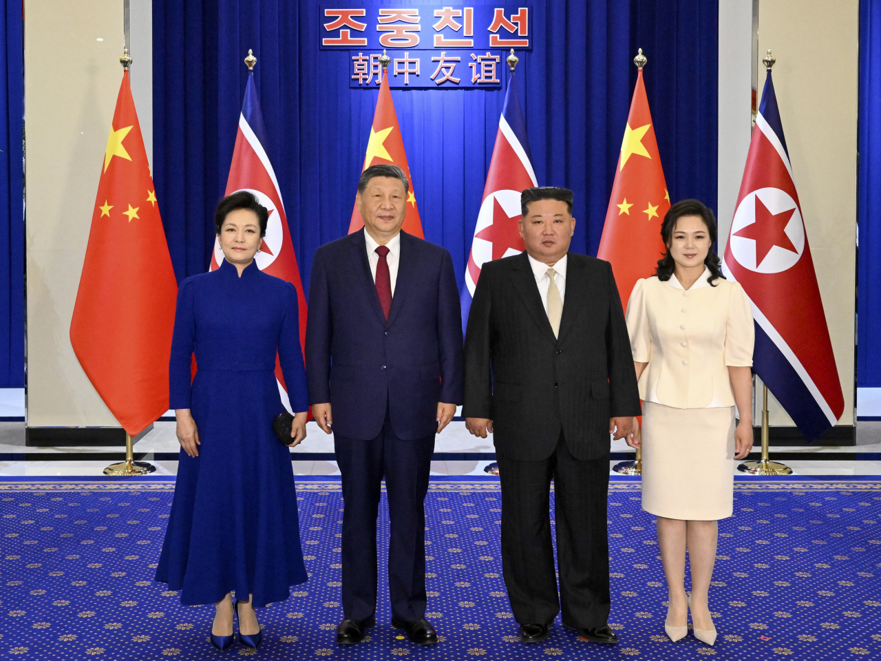 習近平和彭麗媛昨晚七時許抵達平壤木蘭館，金正恩和夫人李雪主迎接，兩黨兩國最高領導人夫婦合照。（新華社）