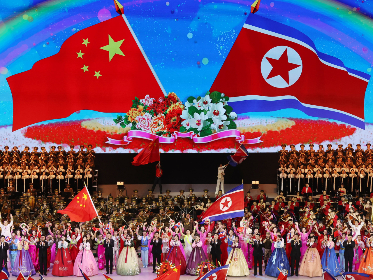 演出在《朝中友誼萬古長青》的歌曲中落幕，中朝雙方代表以兩黨兩國最高領導人夫婦名義，向演職員贈送花籃，祝賀演出成功。（新華社）
