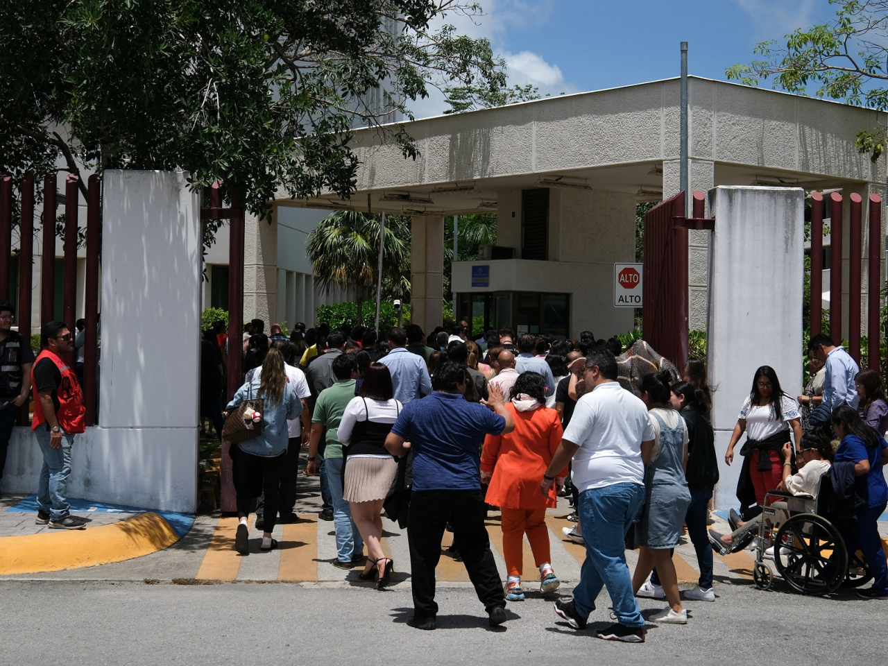 Employees return to the Federal Judiciary building following an evacuation after a 6.1-magnitude earthquake struck off the coast of Cuba. Photo: Reuters