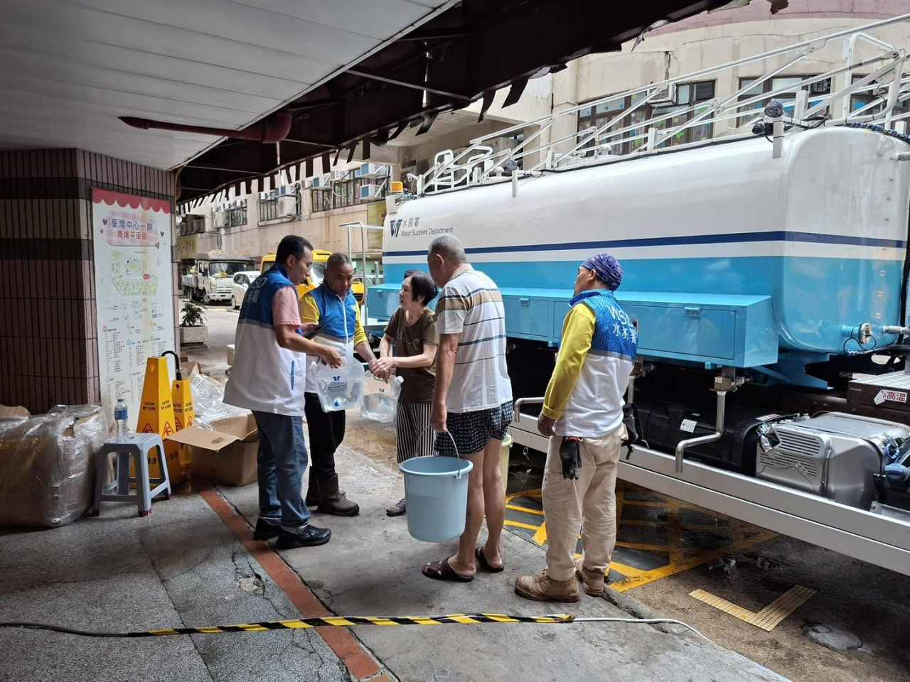 水務署繼續在受影響大廈附近設置16個水箱及派出兩架水車，方便居民及商戶取用臨時食水。（水務署社交網站圖片）