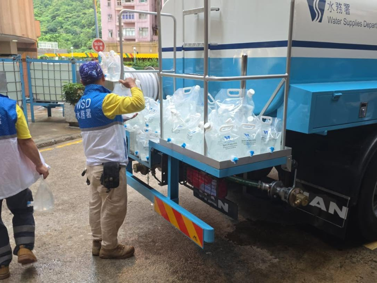今早水務署人員於荃灣中心協助市民，從水車取水，並已確保水車及水箱的存水充足，可以應付早上市民取水高峰時段的需求。（水務署社交網站圖片）