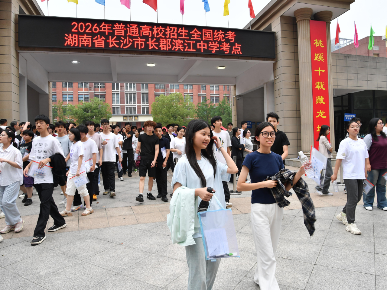 在湖南省長沙市長郡濱江中學考點，考生走出考場。（新華社）