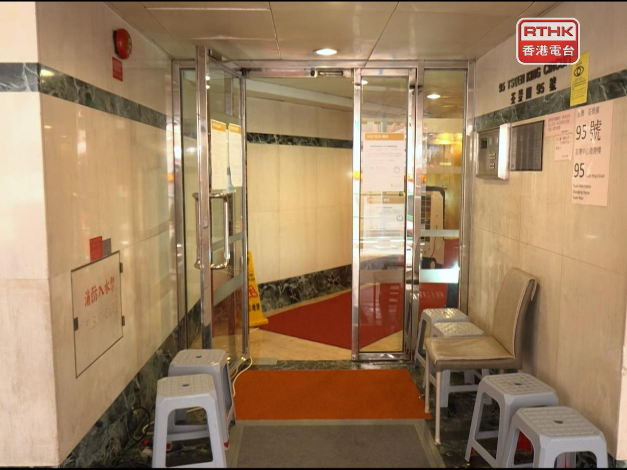 早上約11時在大廈電工完成搶修後，中電立即重新接駁電力供應，（鍾家銘攝）