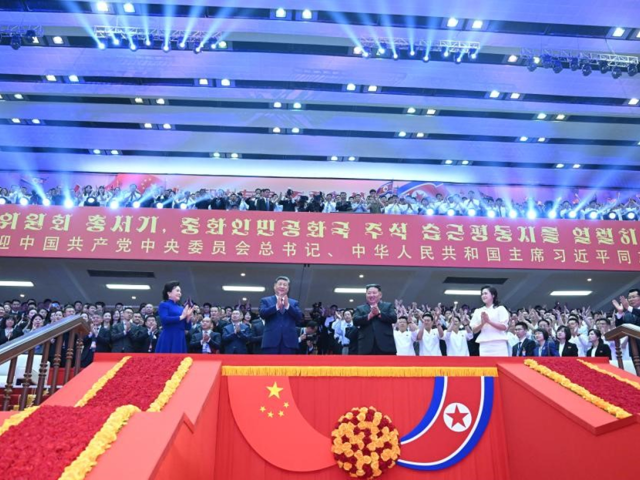 Xi Jinping and Kim Jong Un watch an artistic performance at the Pyongyang Gymnasium. Photo: Xinhua