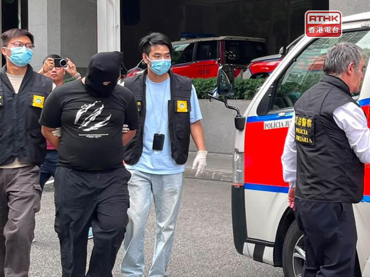 澳門司警破獲歷來最中一宗轉運毒品大麻案，涉案香港男子下午被押往檢察院。（鄭月明攝）