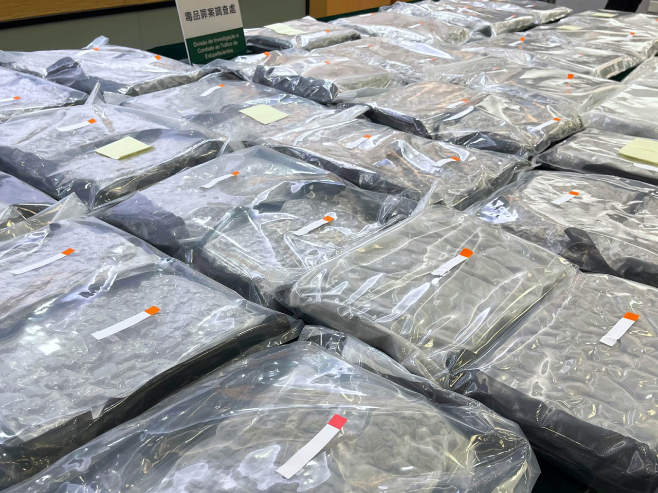 澳門司警展示在嫌犯兩個行李箱搜出的60包大麻。（鄭月明攝）