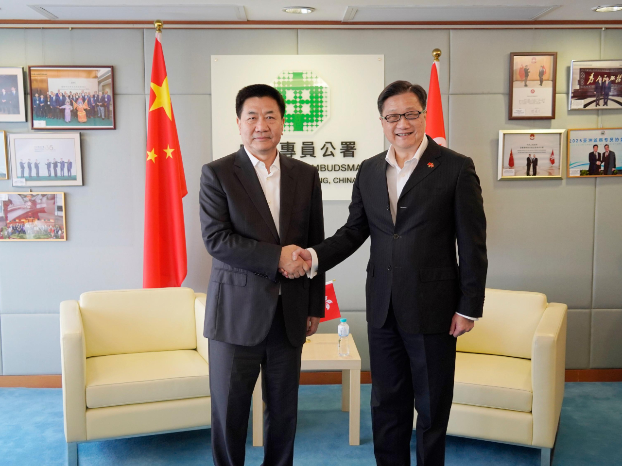 申訴專員陳積志（右）與中共中央紀律檢查委員會副書記、國家監察委員會副主任傅奎（左）會面。(政府新聞處)