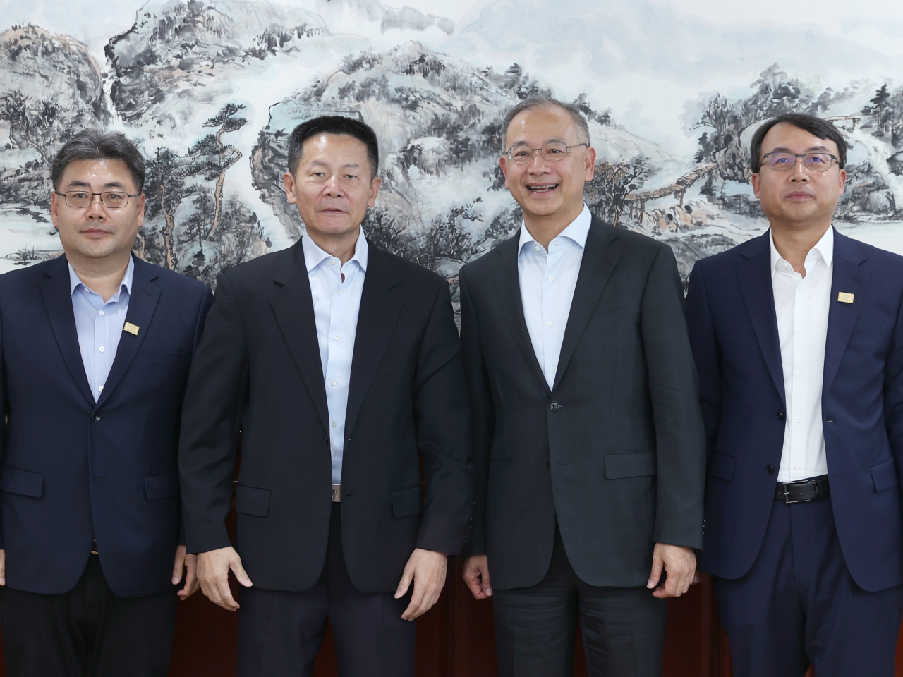 中國證監會主席吳清（左二）會見銀行公會代表團。（中證監圖片）