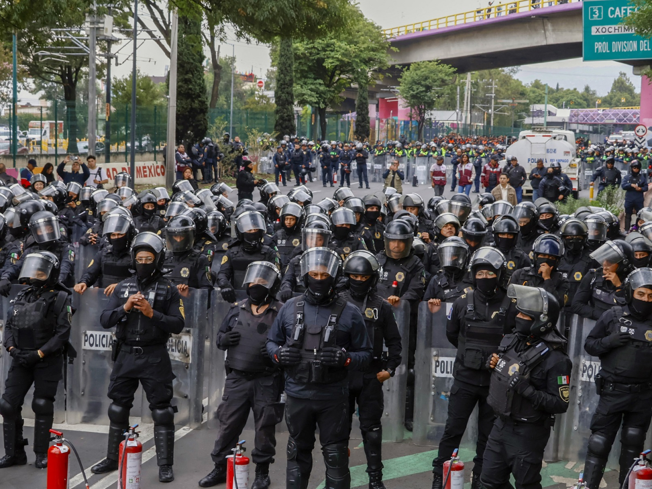 Police have blocked the way to the stadium. Photo: AFP