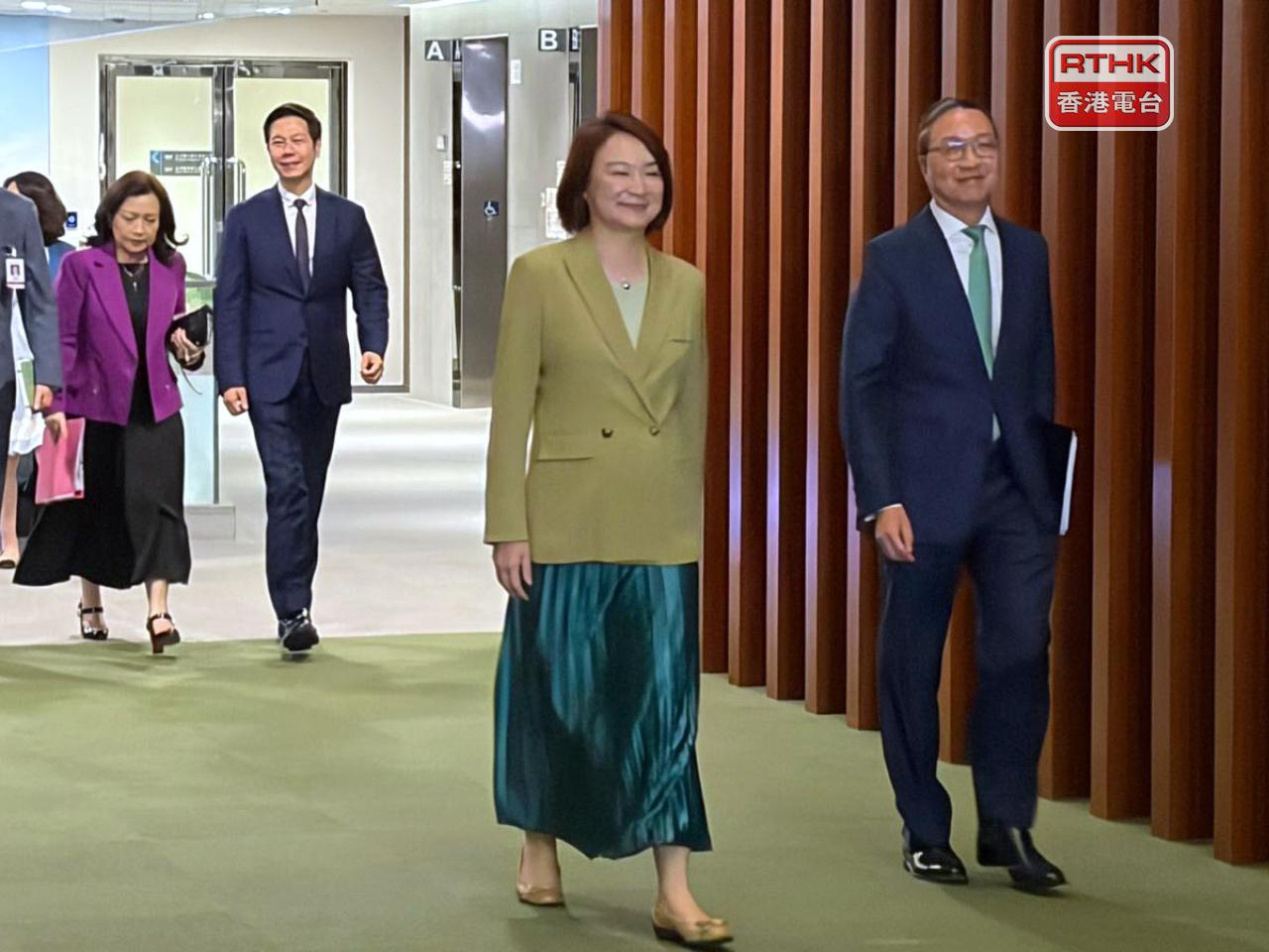 立法會舉行前廳交流會，立法會主席李慧琼陪同律政司司長林定國進場。(陳樂謙攝）