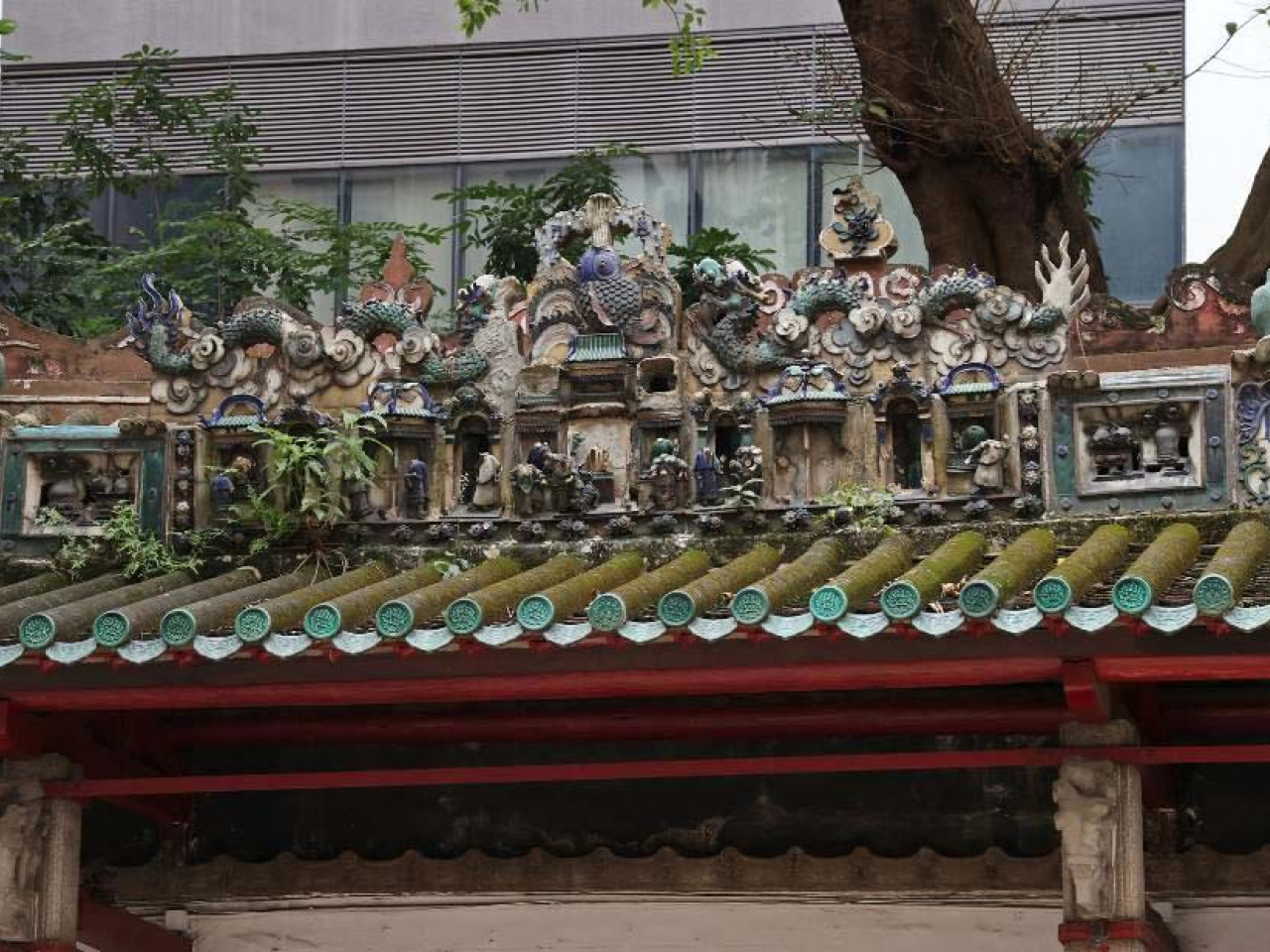 門廊屋脊飾有精緻的石灣陶塑，由李萬玉設計、徐志穩和徐榮輝於一九零九年燒製，描繪民間傳說中的巾幗英雄樊梨花。（古諮會文件）