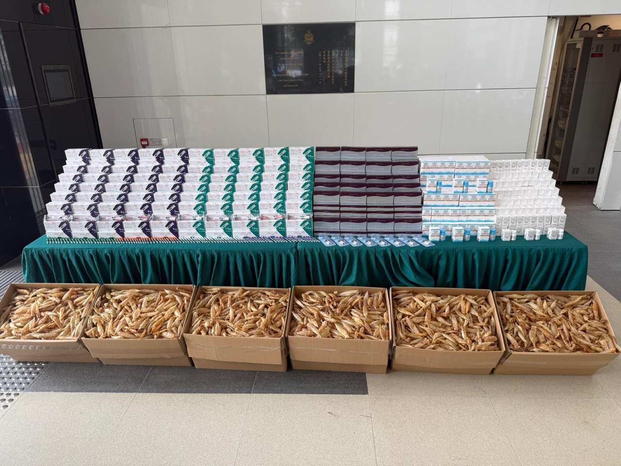 海關檢獲市值共約1000萬元的懷疑走私貨物。（政府新聞處)