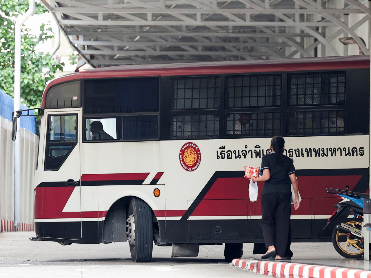 The bus carrying the two Uyghur defendants arrives at the South Bangkok Criminal Court ahead of the verdict. Photo: Reuters