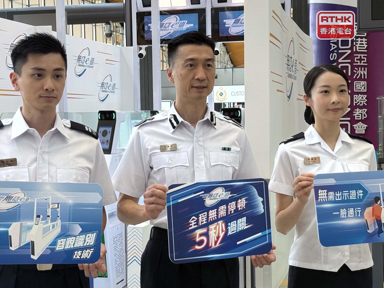 入境處助理處長柯重鈺（中）表示，項目凖確度達99%，旅客通關時間較傳統e-道快。（陳曉筠攝）