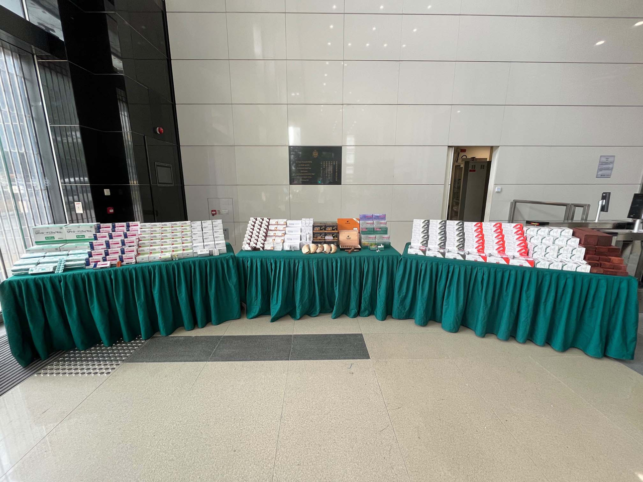 海關檢獲的懷疑走私貨物，包括懷疑藥劑製品、美容針劑、減肥針劑、煙草類產品、加熱煙產品、以及懷疑受管制紅木及鯨魚牙齒等。（政府新聞處）