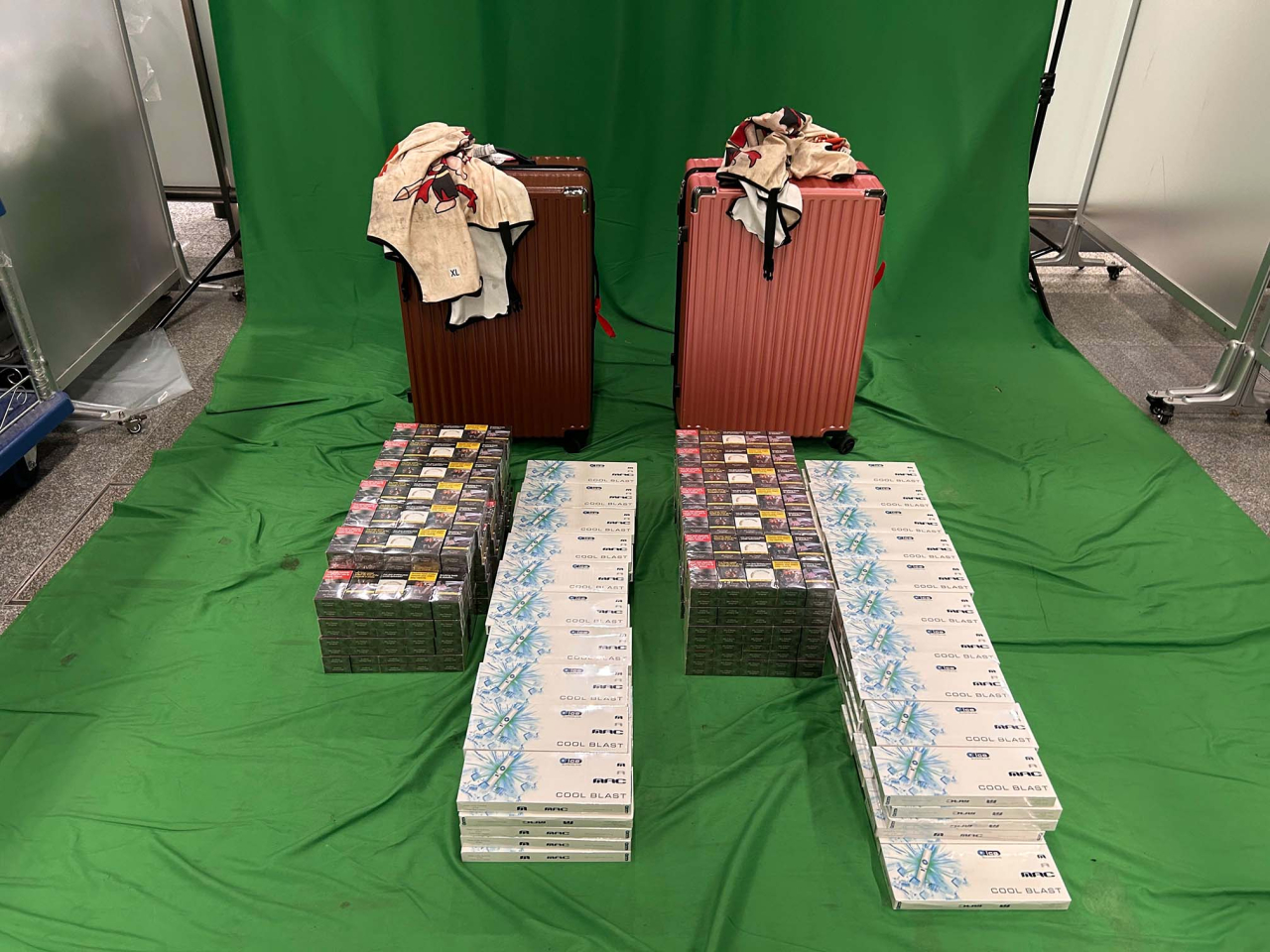 海關於一名四十九歲女旅客的個人行李內檢獲的未完稅香煙。（政府新聞處）