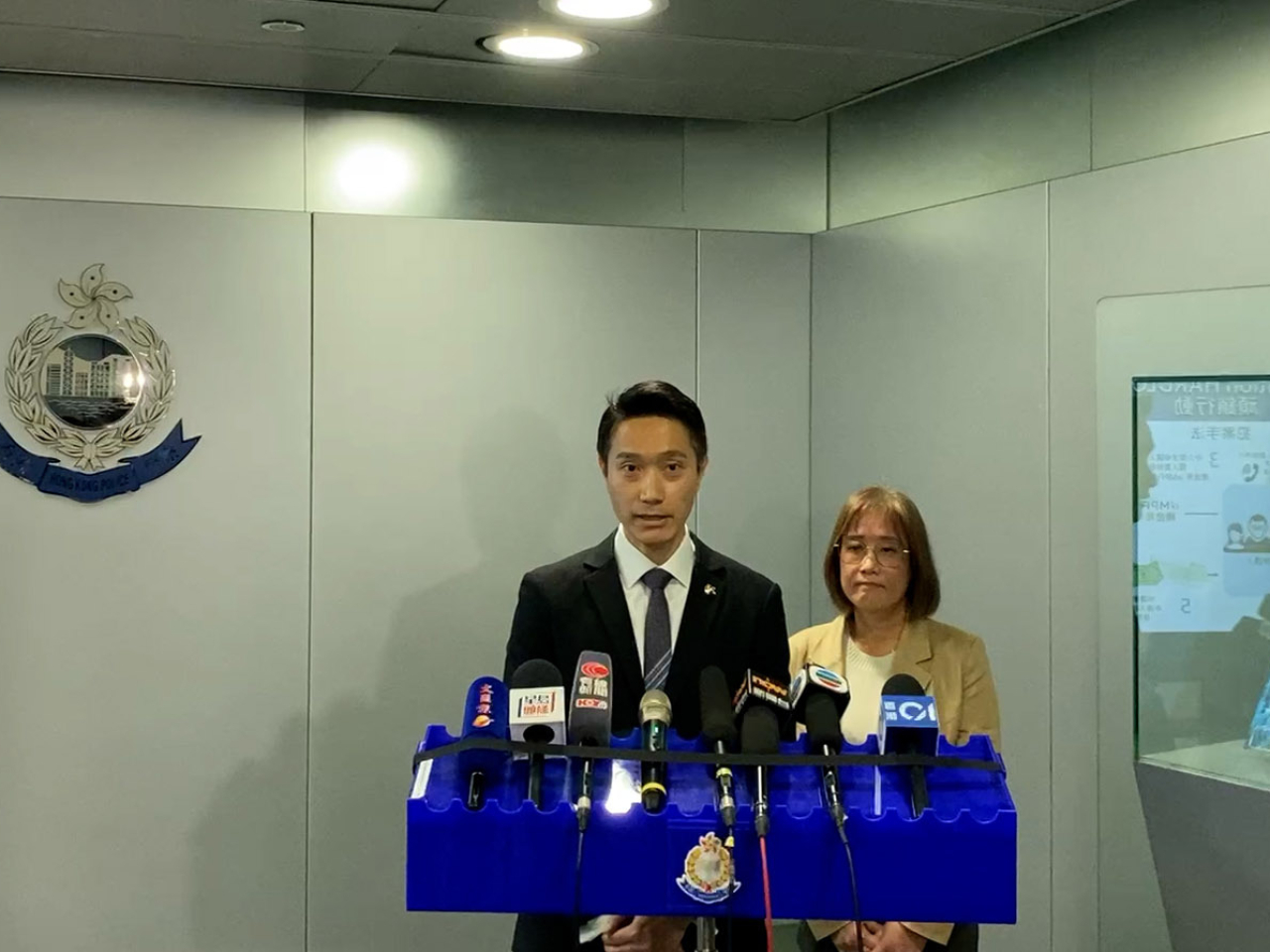 警方舉行記者會，簡報打擊非法提早提取強積金的行動。（警方提供）