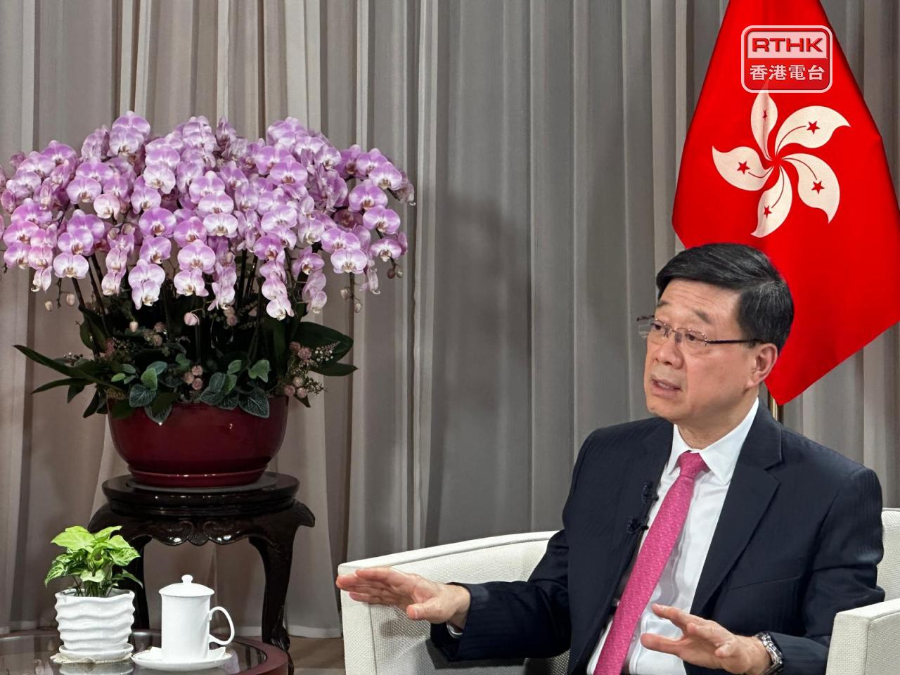 李家超表示，考慮就香港五年規劃舉行地區諮詢，聽取民意。（羅詠暉攝）