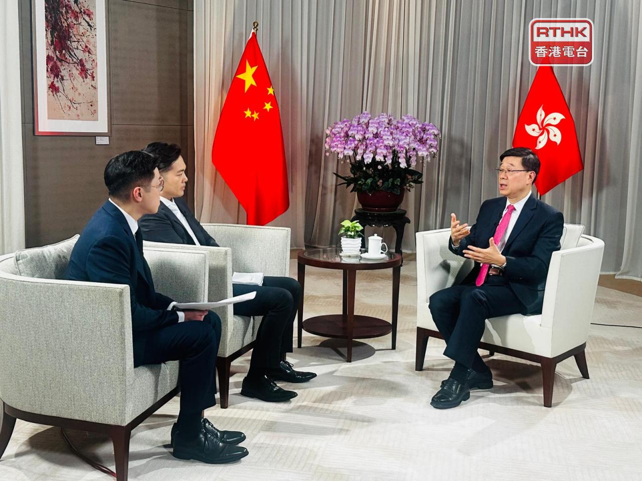 李家超接受本台及大公文匯傳媒集團聯合採訪，談及編制香港五年規劃工作。（羅詠暉攝）
