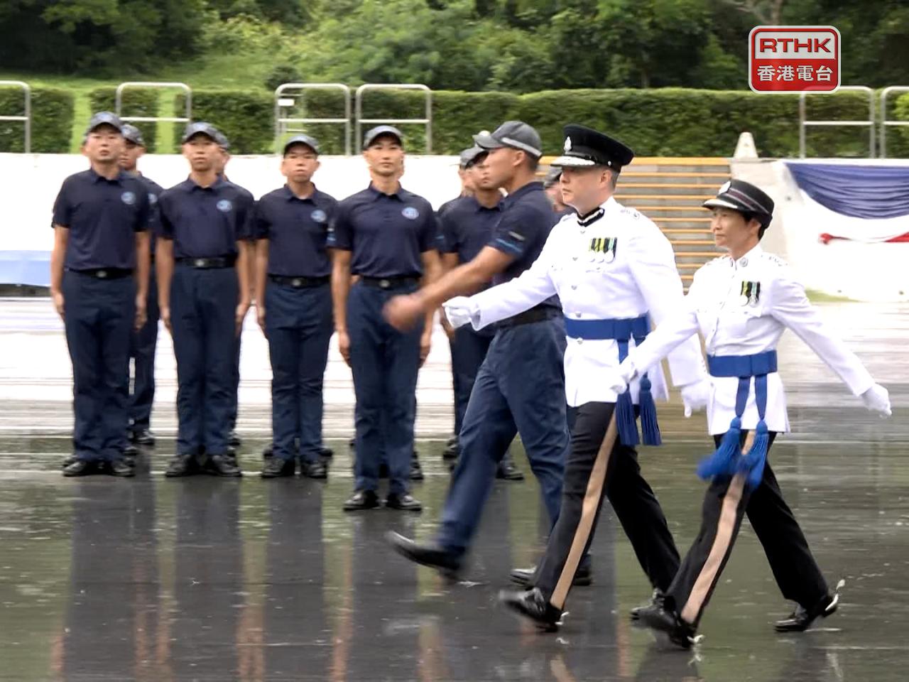 周一鳴 (右二) 出席香港警察學院「學警預備訓練課程」結業會操，並擔任檢閱官。(廖漢榮攝)
