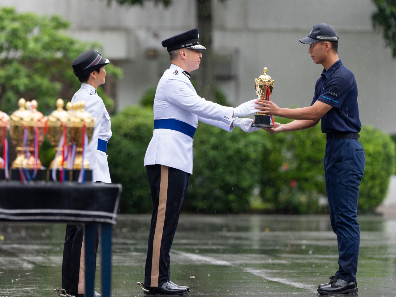 周一鳴今早在香港警察學院檢閲學警預備訓練結業會操，並頒發獎項予傑出學員。(政府新聞處提供)