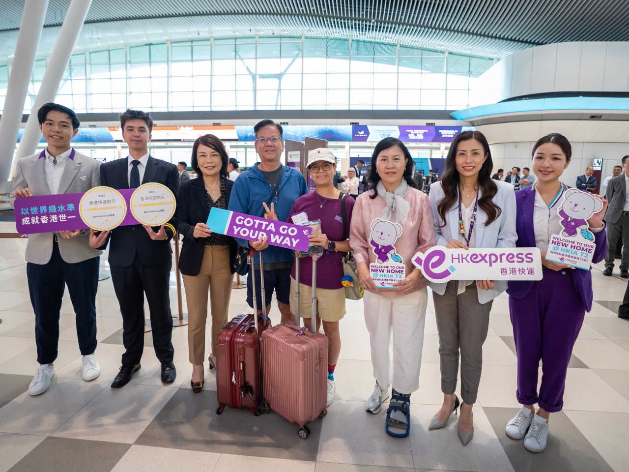 香港國際機場二號客運大樓早前啟用，陳美寶(右三) 到場視察並了解旅客的使用感受。(陳美寶網誌截圖)