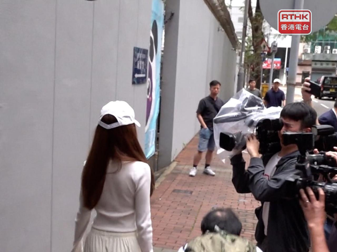 被捕的實習女醫生下午被帶到明愛醫院蒐證後，獲准保釋候查，下月再向警方報到。（施華駿攝）